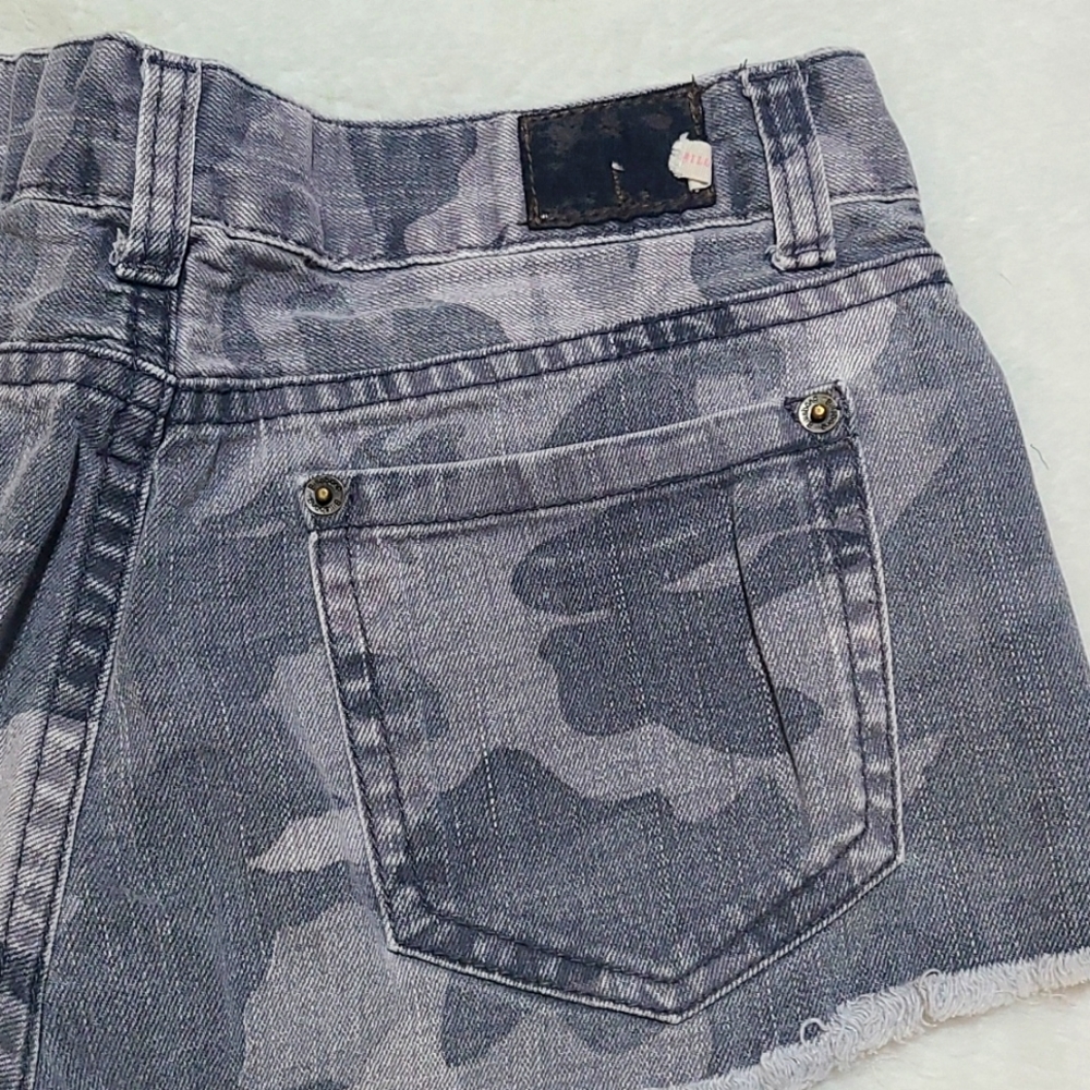 Billabong Women's Short Shorts Camo Size 6